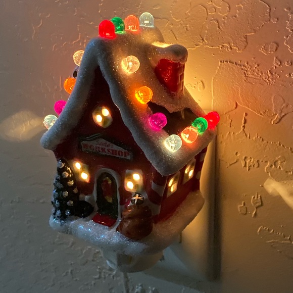 NWT 🎅 NIB Christmas is Forever Ceramic Night Light Santa’s Workshop 🎅 - Picture 2 of 10